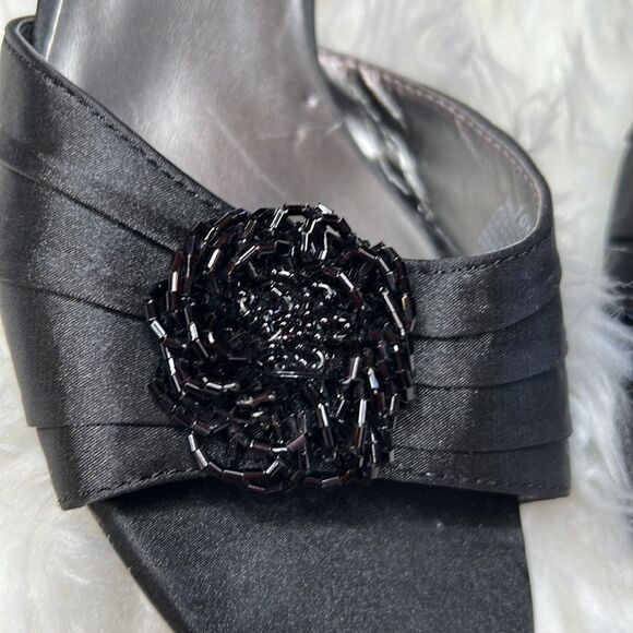 Mootsie Tootsie satin beaded peep toe 3.5 inch heels - Picture 3 of 8